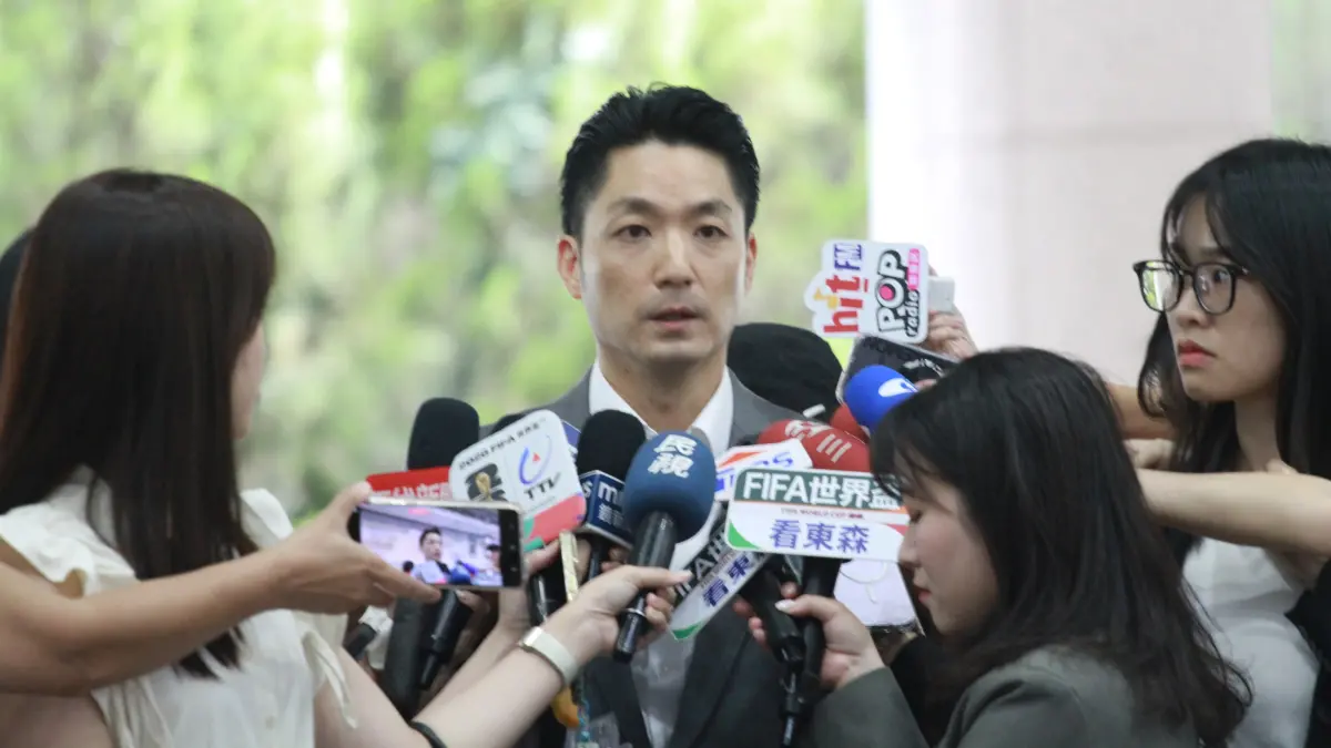 ▲網友懷疑身高176公分的台北市長蔣萬安穿增高鞋墊，他今天否認此事。（圖／記者蘇柏銓攝）
