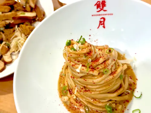 ▲雙月食品社招牌「愛恨椒芝麵乾拌麵」中鏢致癌油。（圖／記者蕭涵云攝）
