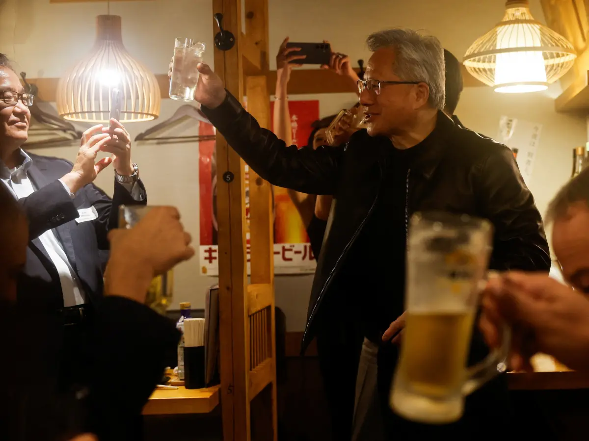 ▲輝達執行長黃仁勳訪日行程與日企高層約在平價連鎖居酒屋餐敘。（圖／路透社／達志影像）