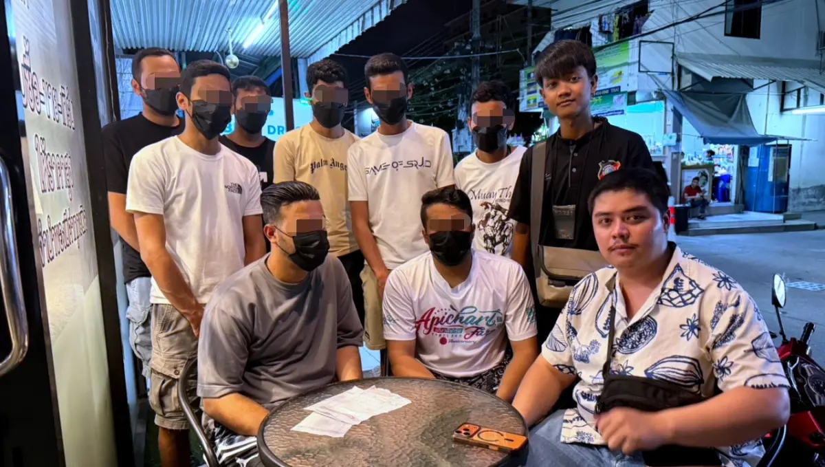 ▲一群來自科威特的年輕遊客指控，度假期間多次遭同一批員警以交通違規為由攔查，甚至帶往偏僻地點強收現金並發出假收據，三名涉事警員已遭即時調職。（圖／翻攝自khaosod）