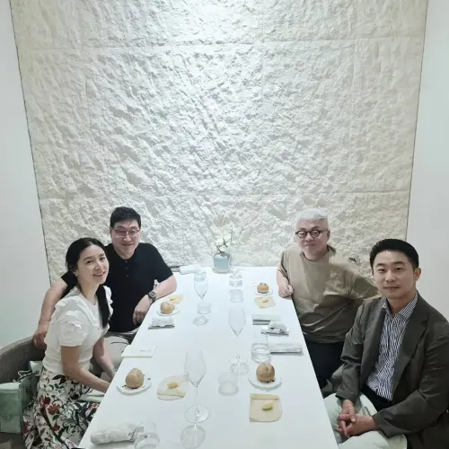 ▲李英愛（左起順時針）和老公鄭浩英、音樂家金亨錫及醫師張一榮。（圖／翻攝自김형석IG@pdkimhyungsuk）