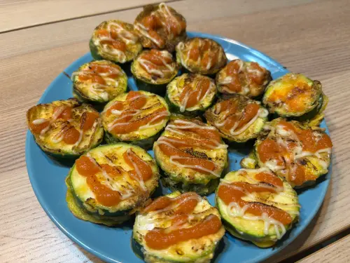 ▲記者實測神級櫛瓜料理「炙燒明太子櫛瓜」美味成品。櫛瓜裹蛋液煎到金黃爆汁，鋪上 1:1 明太子美乃滋再經噴槍炙燒，焦香撲鼻，是夏日最銷魂的深夜下酒菜。（圖／記者徐銘穗攝）