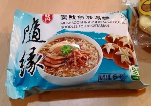 ▲有民眾表示，台灣泡麵「味丹隨緣素魷魚焿湯麵」最近突然消失，一問客服竟得到停產回覆。（圖／泡麵公社 泡麵俱樂部臉書）