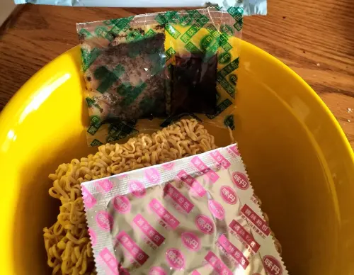 ▲隨緣「素魷魚焿湯麵」以特製素沙茶、素肉燥調和出濃郁層次，並加入烏醋提味。（圖／泡麵公社 泡麵俱樂部）