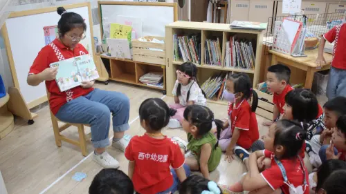 ▲孩子每天上學、外出與生活移動的過程中。但當事故發生時，成人常提醒孩子「要注意」、「要看車」，卻容易忽略身高、視野及發展能力等限制。（圖／靖娟基金會）