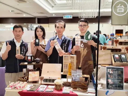 ▲台中工策會總幹事陳學聖（右二）邀民眾暑假走進大遠百，一站購足臺中特色好禮。（圖／工策會提供）