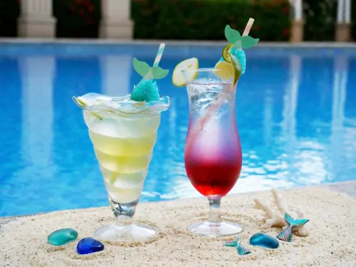 ▲限定特調「盛夏莓人魚」與「海風迎面萊」，兩款夢幻的沁涼飲品，雙雙搭上限量美人魚造型吸管。(圖／福容高雄店提供)