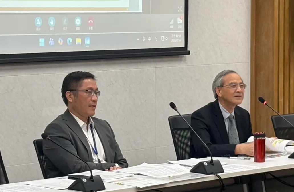 ▲財政部次長阮清華（右）與國庫署長陳柏誠（左）今（16）日下午財政部進一步說明「青年安心成家購屋優惠貸款3.0方案」。（圖／記者顏真真攝）