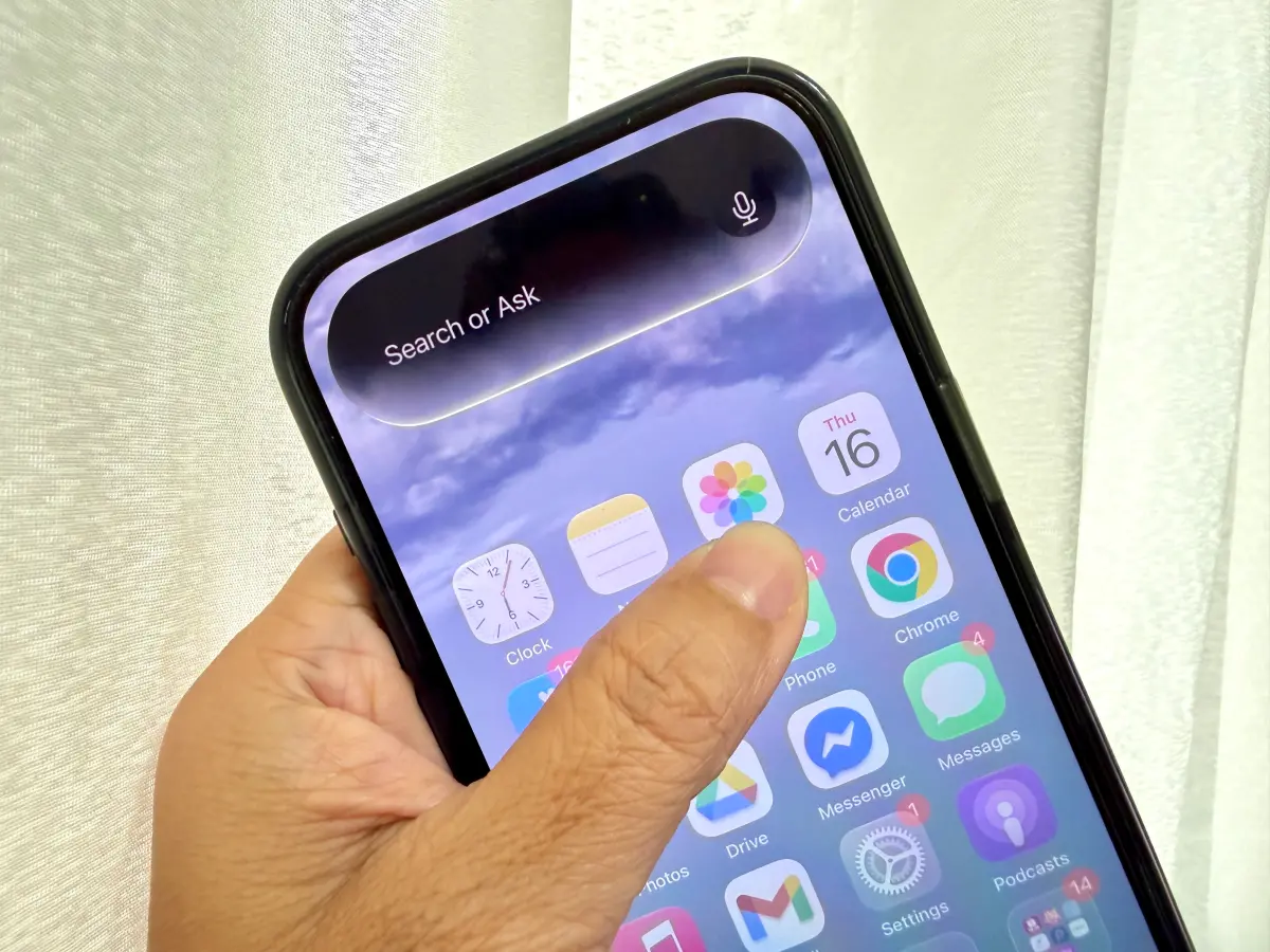 ▲iOS 27啟用Siri AI後，從iPhone螢幕頂端中央向下滑將直接喚醒Siri AI，想查看通知中心則須改從左上角下拉，逼使用者重新適應操作手勢。（圖／記者周淑萍攝）