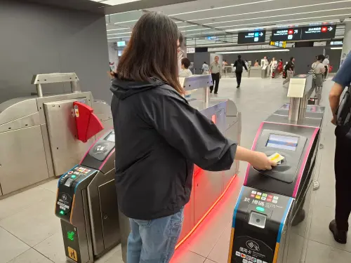 ▲北捷試辦新型閘門，還新增「異常進入紅燈閃爍」警示功能，只要試圖逃票，就會立刻亮起紅燈，提醒有心人士切莫因為門檔拆除，心存僥倖意圖逃票或尾隨他人進出。（圖／台北捷運提供metro.taipei）