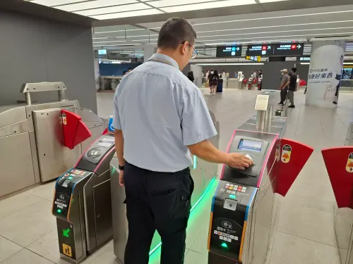 ▲台北車站將成為擴大試辦的第二車站，即日起將於台北車站B3層鄰近高鐵及台鐵方向的2座閘門，加裝自行研發的「閘門LED通行識別指示燈」，若綠燈亮起，代表票卡感應成功；若紅燈亮起，則顯示票卡感應異常。（圖／台北捷運提供metro.taipei）