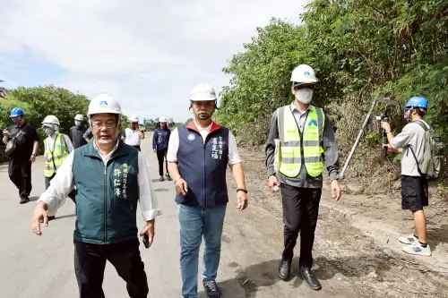 ▲ 針對網路流傳台南市政府趁颱風前「偷排黑水」等不實指控，環保局今（16）日下午召開城西掩埋場現地會勘說明，嚴正駁斥偷排的不實謠言。（圖／南市府提供）