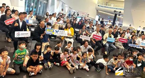 ▲台灣港務公司董事長周永暉與國際知名大提琴家張正傑簽署合作備忘錄，並成立郵輪發展處，期全面提升國際郵輪旅運服務品質。(圖／記者黃守作攝，2026.07.16)