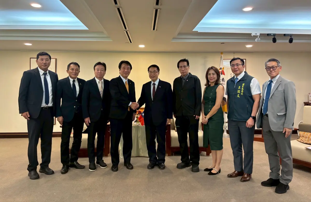 ▲ 能美市長井出敏朗（左四）及議長山本悟（左三）率領能美市商工會拜會台南市長黃偉哲。（圖／南市府提供）