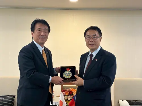 ▲ 黃偉哲致贈台南劍獅掛飾給井出敏朗市長。（圖／南市府提供）