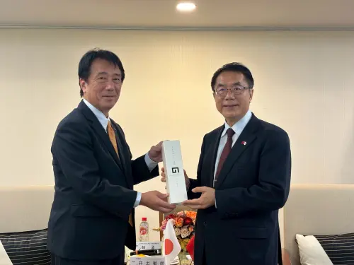 ▲ 井出敏朗致贈日本酒給黃偉哲市長。（圖／南市府提供）
