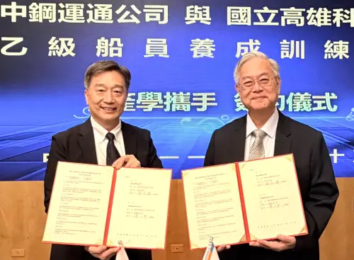 ▲中鋼運通公司與高雄科技大學舉辦產學合作計畫意向書簽約儀式，由中鋼運通公司董事長黃一中(左)與高雄科技大學副校長俞克維(右)代表簽署。(圖／中鋼運通公司提供)