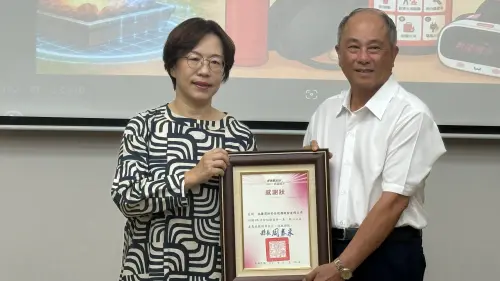 ▲屏東縣政府社會處長劉美淑（左）頒發感謝狀給永揚消防安全設備有限公司董事長張來川（右）。(圖／屏縣府提供)