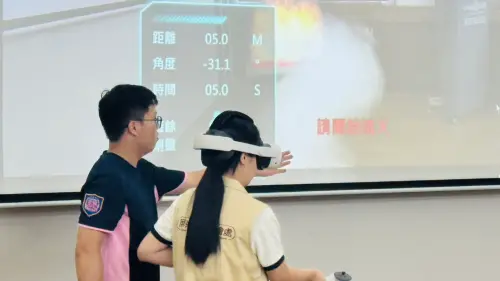 ▲屏東縣政府社會處聯結永揚消防安全設備有限公司捐贈XR（Extended Reality，延展實境）訓練器材，作為推動防災宣導及消防安全教育之多元教學工具。(圖／屏縣府提供)