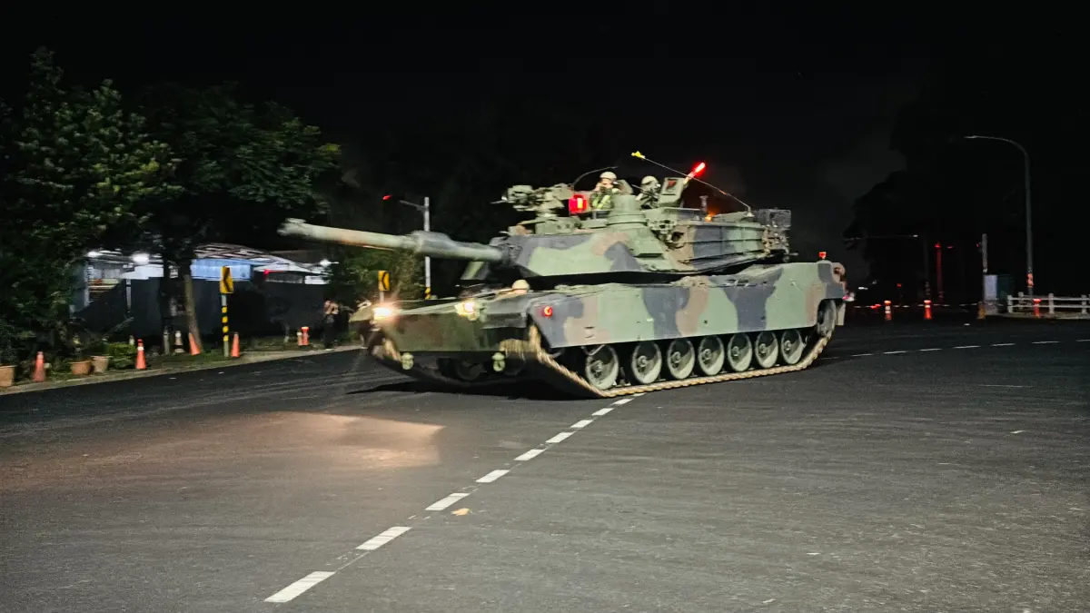 ▲陸軍第六軍團第269旅晚間9點多，接獲戰術移動指令，M1A2T迅速機動，在新北重要陣地進行操演，展現裝甲部隊強大機動力。（圖／記者陳韻年攝 2026,07,16）