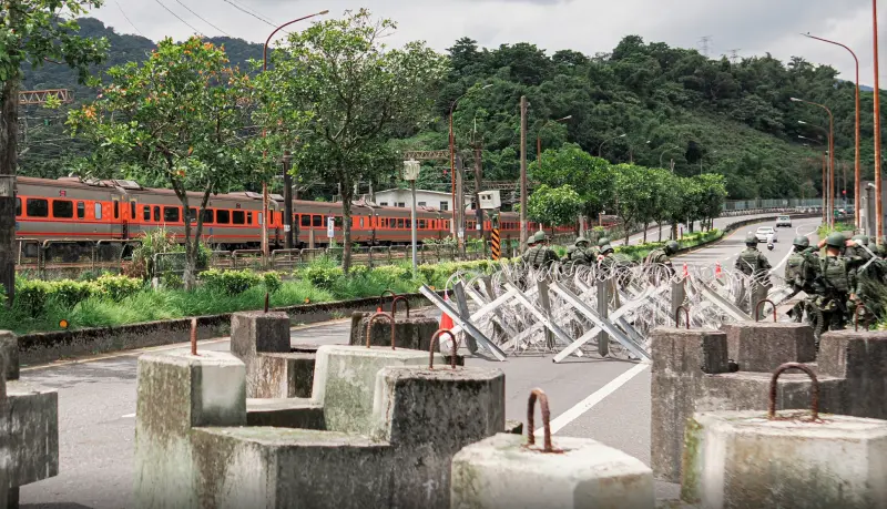 ▲53工兵群透過模組化方式,結合消波塊、鋼刺蝟、蛇腹型鐵絲網及機動阻絕器材等設施,架設三道阻絕,形成縱深防禦。(圖/陸軍第六軍團提供)