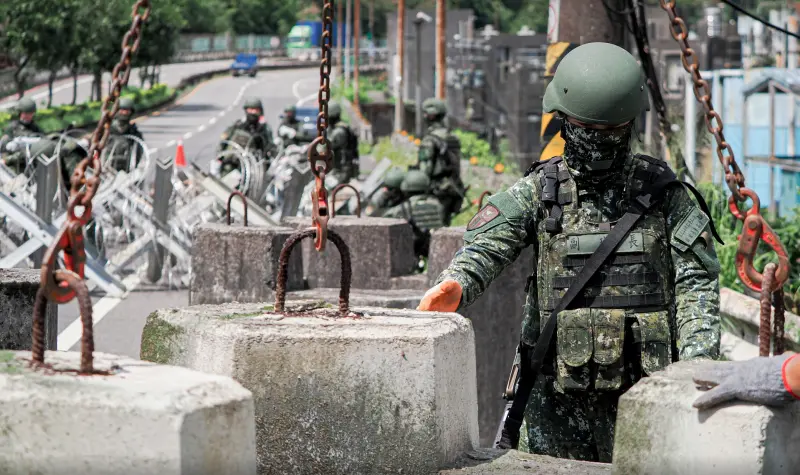 ▲53工兵群透過模組化方式,結合消波塊、鋼刺蝟、蛇腹型鐵絲網及機動阻絕器材等設施,架設三道阻絕,形成縱深防禦。(圖/陸軍第六軍團提供)