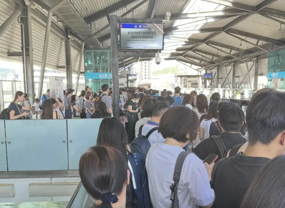 ▲桃園機場捷運今（17）日一早8時發生列車故障事故，月台上擠滿許多正準備通勤的上班族，只能一臉焦急地苦苦等候。（圖／翻攝自Threads@thirdlittle）