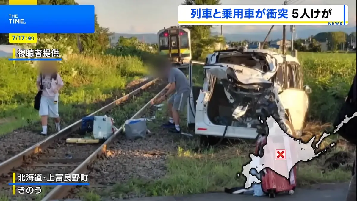 ▲一輛載有5名中國籍遊客的租賃轎車，因故受困JR富良野線平交道上，隨後與一列與普通列車相撞，車上5人全數受傷送醫。（圖／翻攝自TBS NEWS）