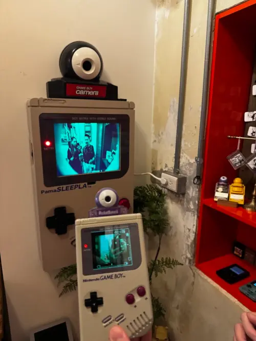 ▲「爸媽睡了」經典 Game Boy 掌機特寫，帶領玩家親手重溫童年最純粹的掌上遊戲回憶。（圖／翻攝自Google評論）