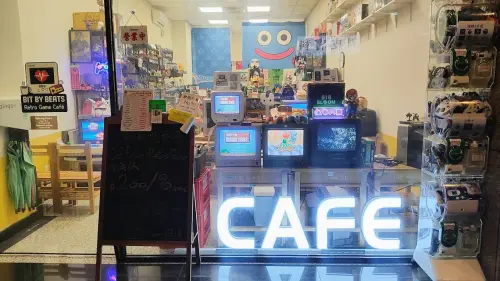 ▲位元跳動店面充滿復古風情，玻璃窗內擺滿老舊 CRT 電視與小學課桌椅，右側更有獨特的搖桿扭蛋機。（圖／翻攝自Google評論）