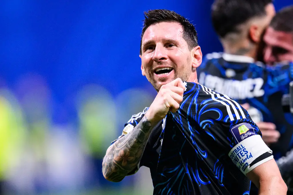 ▲梅西（Lionel Messi）宛如漫畫《灌籃高手》中「藤真健司」般化身「場上教練」。這位39歲的老將憑藉頂級的足球智商，在場上冷靜洞悉並瓦解了英格蘭的防守策略。（圖／美聯社／達志影像）