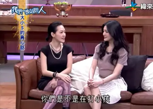 ▲大S（右）在聽到小孩子哭了後，寧願承受挨罵風險，也要按門鈴確認是否有家暴行為。（圖／翻攝自YouTube@26VideoLand）