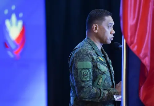 ▲菲律賓軍隊參謀總長布勞納少將（Gen. Romeo Brawner Jr.）於2024年7月4日與菲律賓總統小馬可仕（Ferdinand Marcos Jr.）召開的會議上發言。（圖／美聯社／達志影像）