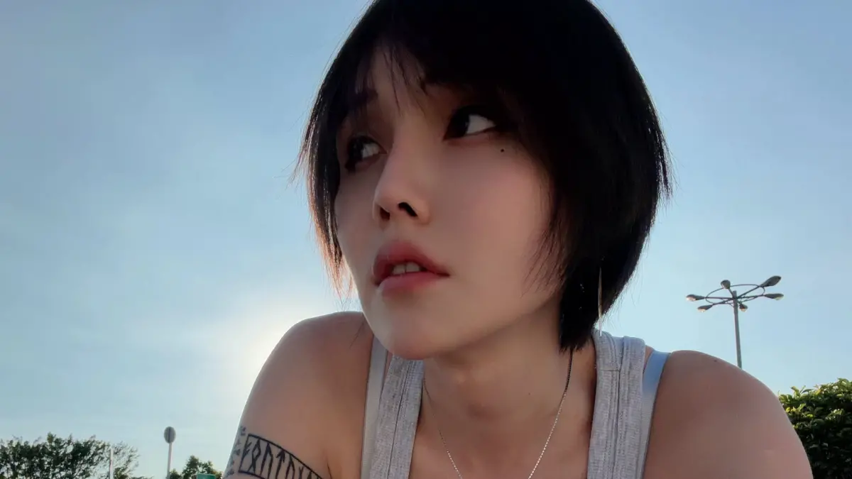 ▲台股今早下跌逾2000點，被稱為「反指標女神」的財經網紅巴逆逆（如圖），改編詩作《賦得古原草送別》，一句「韭菜燒不盡」引發股民共鳴。（圖／出土鋁繩巴逆逆 臉書）