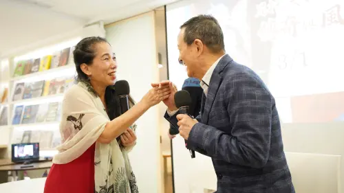 ▲益品書屋長期舉辦作家、藝術家等閱讀文化講座，圖為表演藝術家吳興國（右）與舞蹈藝術家林秀偉（左）於益品書屋分享交流。（圖／翻攝畫面）