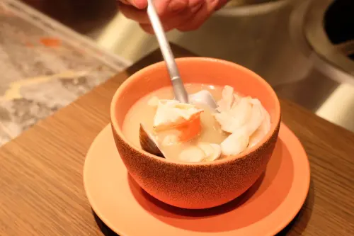 ▲加有台中酒廠花雕酒做成的「花雕酒胡椒雞松蟹海鮮湯」。（圖／記者葉盛耀攝）