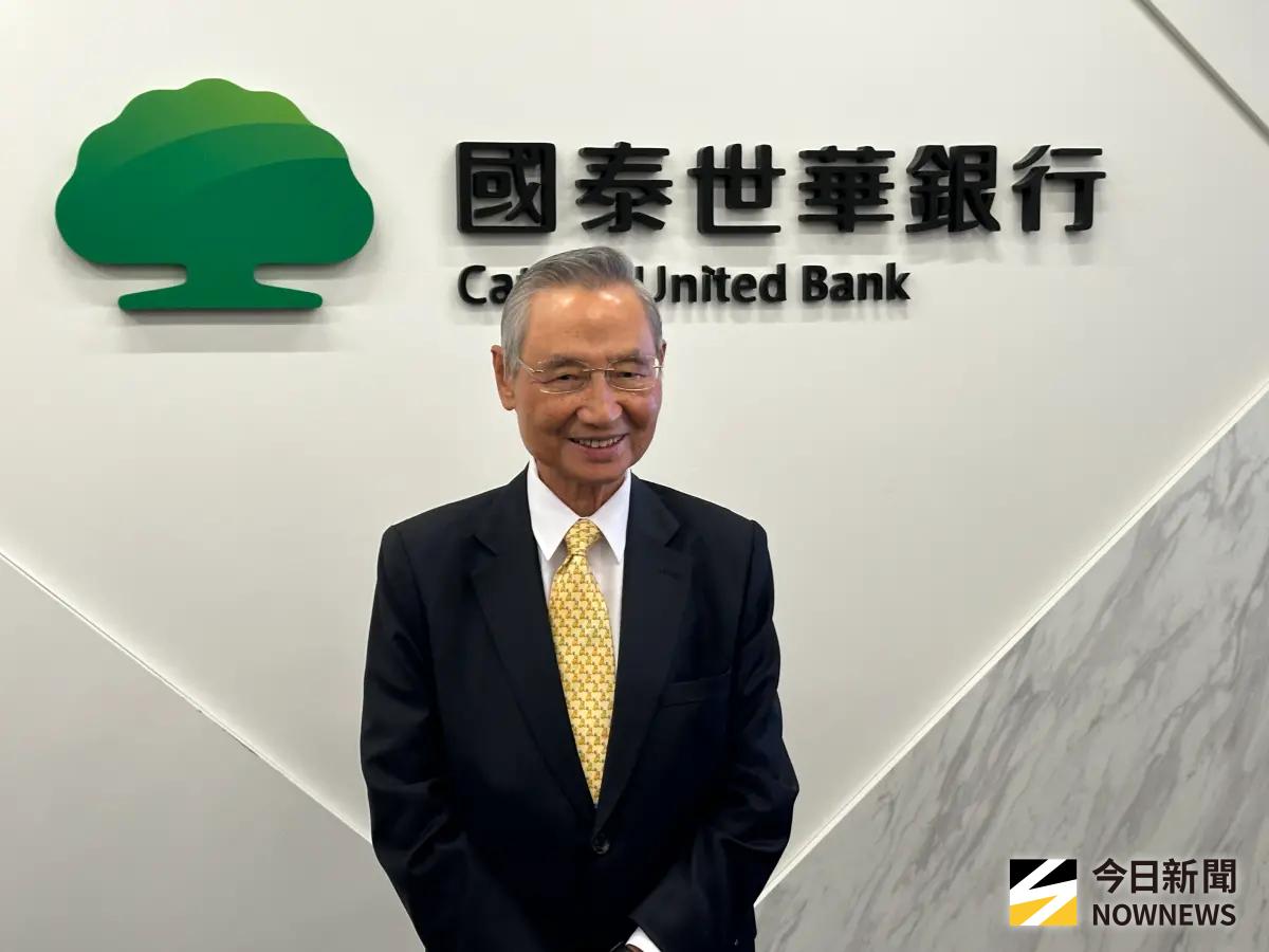 ▲國泰金今（17）日代子公司國泰世華銀行公布由陳祖培回鍋擔任董事長，他上午出面受訪強調，首要任務築起3防線，並要讓大家知道國泰世華銀行是一家「了不起的銀行，朝第一名銀行目標邁進。（圖／記者顏真真攝）