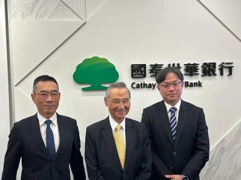 ▲國泰世華銀行新任董事長陳祖培(中)與總經理鄧崇儀(左)及副總經理傅伯昇今(17)日共同合影。(圖/記者顏真真攝)