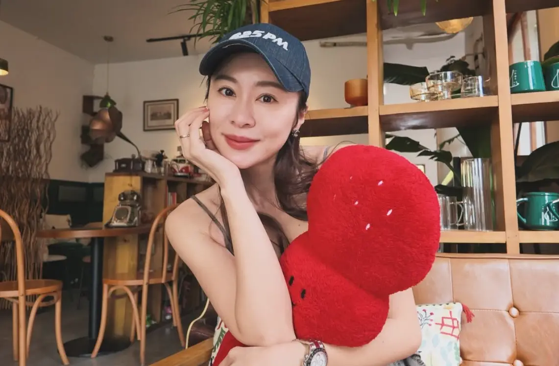 ▲張棋惠被好友徐凱希誆騙，世界盃哪隊先領6張黃牌就贏了，她為此跑去問老公，結果老公也一起騙她，張棋惠事後還為懷疑徐凱希而道歉，超爆笑。（圖／張棋惠臉書）