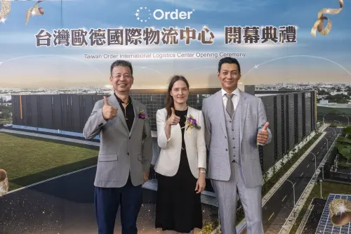 ▲台德攜手見證國際物流中心啟用，歐德集團董事長陳國都（左一）、德經處處長蘭依樺博士（中）與主持人聶雲(右)開心合影。圖／歐德集團提供