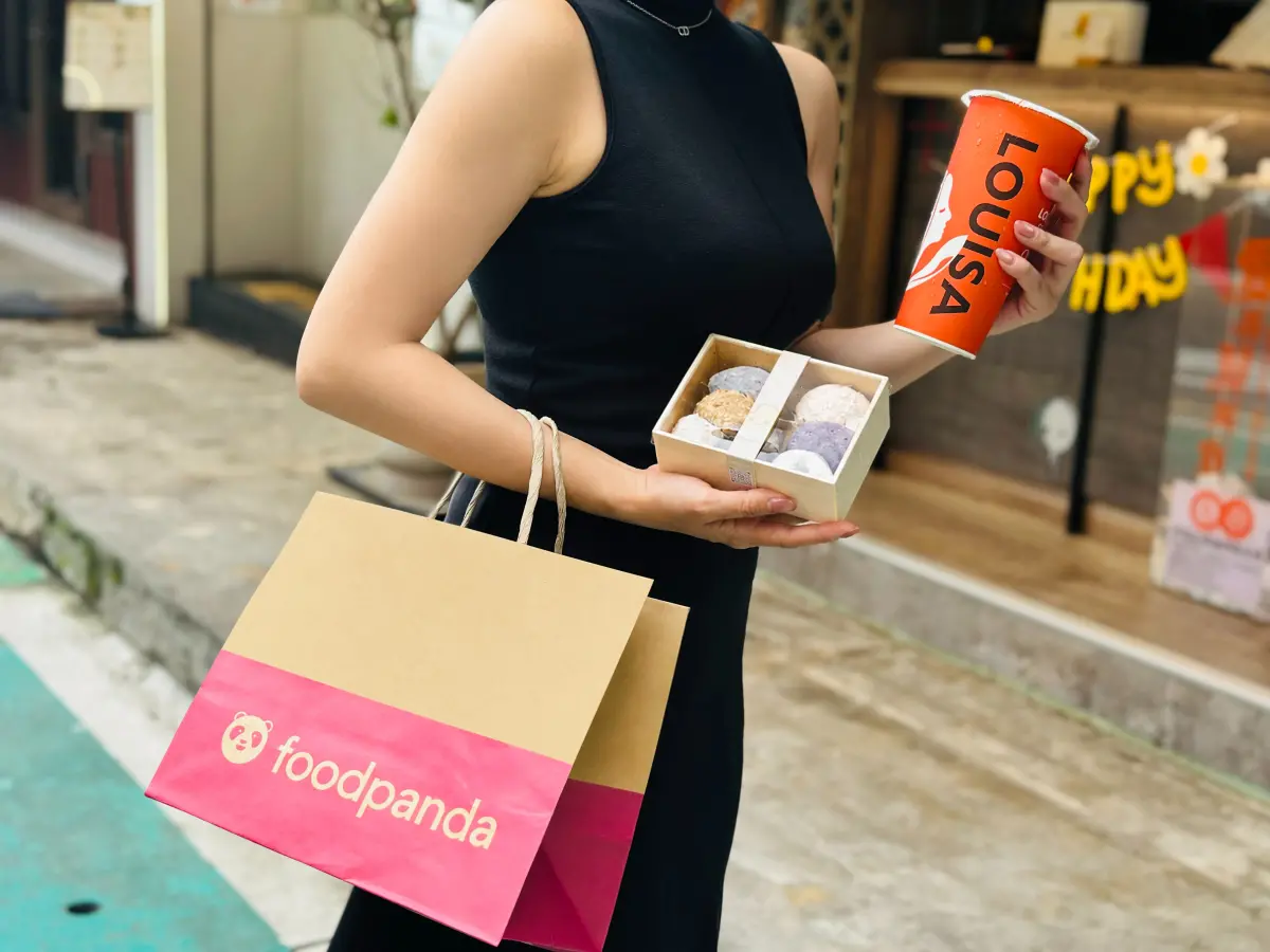 ▲foodpanda推出外帶自取優惠，指定店家可享5折，此外，7/20～8/2 凡pandapro會員於活動期間至指定路易莎門市自取，還可免費兌換芒果鮮果風味綠茶。（圖／foodpanda提供）