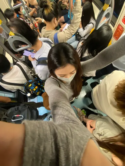 ▲周曉涵下班時間搭捷運，似乎沒有被民眾認出。（圖／翻攝自周曉涵Threads）