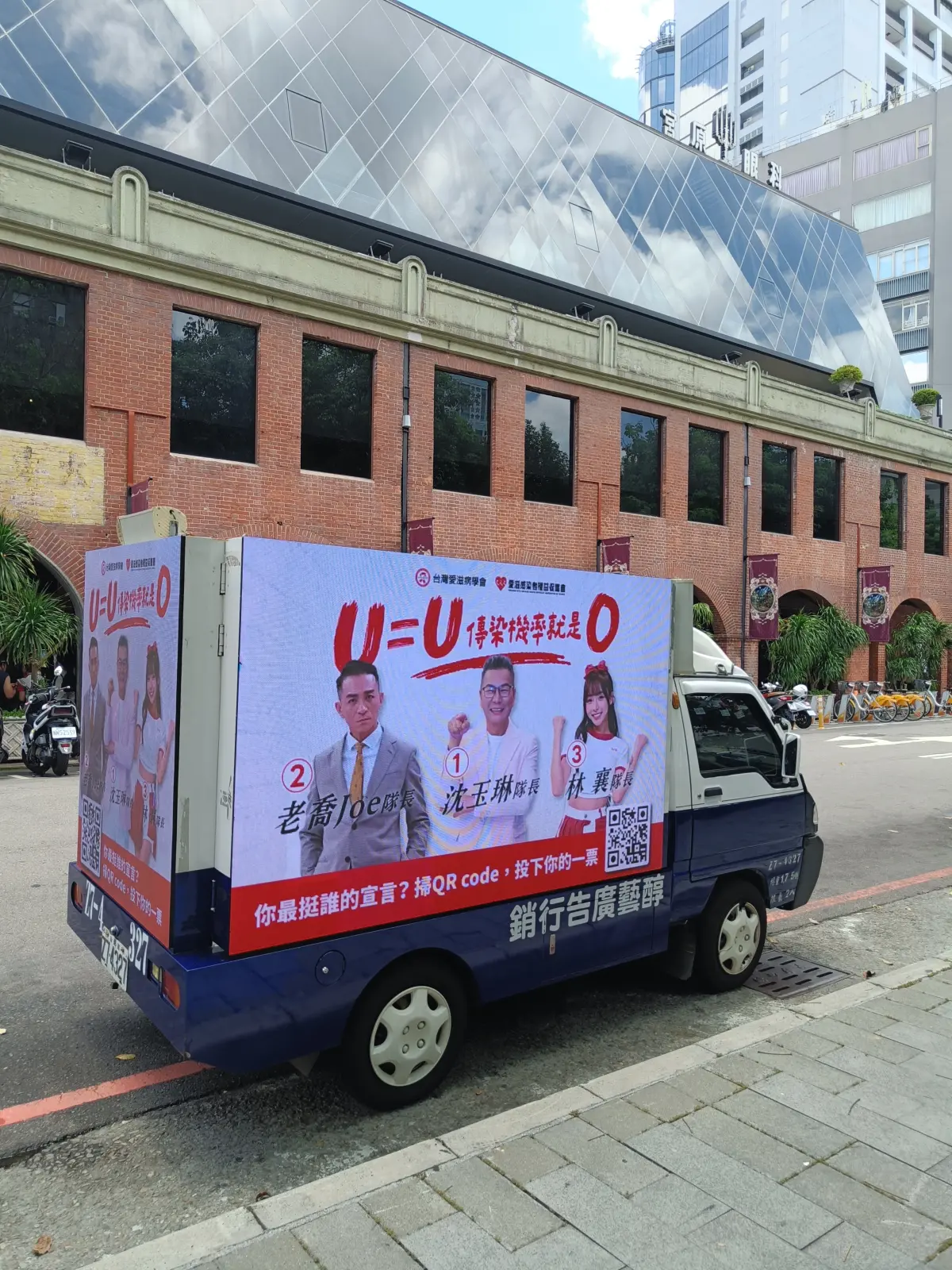 ▲U=U衛教宣導車17日起一連三天巡迴台中各區，首日行經台中車站、宮原眼科等人潮聚集區。（圖／主辦單位提供）