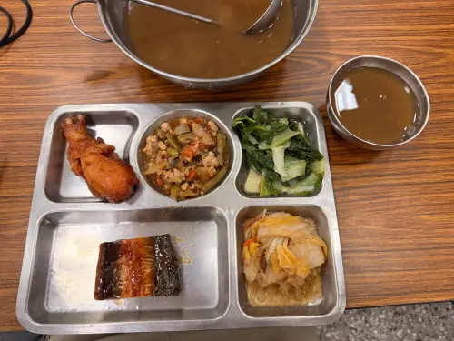 役政司長認「替代役伙食不大好」！菜色曝光　劉世芳掏私房錢加菜