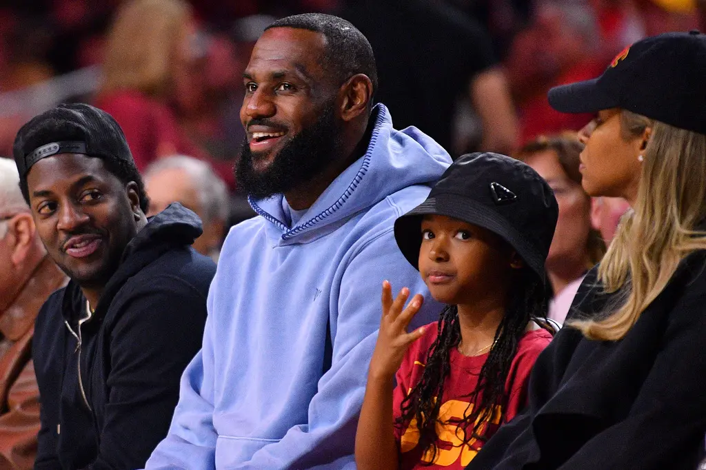 ▲「詹皇」詹姆斯（LeBron James）（左2）尚未決定下家，根據外媒最新爆料，詹姆斯將家人擺在首位，尤其重點參考即將年滿12歲的小女兒朱莉（Zhuri James）（右2）意見。（圖／美聯社／達志影像）