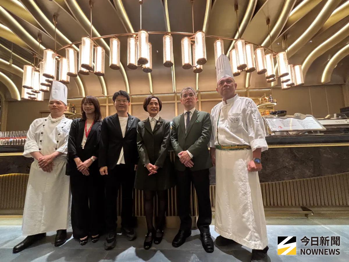 ▲「島語」台中店，今天由漢來集團董事長林淑婷（右三）、島語品牌總經理劉子銘等人攜手「開箱」。（圖／記者金武鳳攝，2026.7.17)