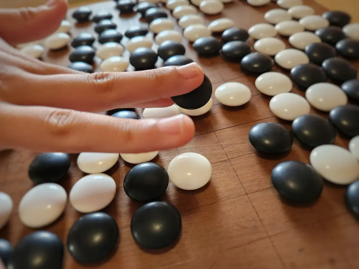 ▲世界圍棋排名第一的韓國棋王申真諝，今（17）日在首爾舉行的「棋神戰」三番棋首局中，即便在「讓兩子」的絕對優勢下，歷經245手激戰，仍中盤負於圍棋AI「KataGo」。（示意圖／翻攝自PhotoAC）
