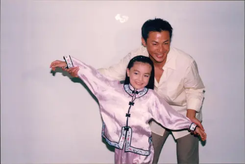 ▲黑嘉嘉（前）是江宏恩（後）、江振誠兄弟的表外甥女。（圖／翻攝自黑嘉嘉 Joanne Missingham IG＠jiajia94526）