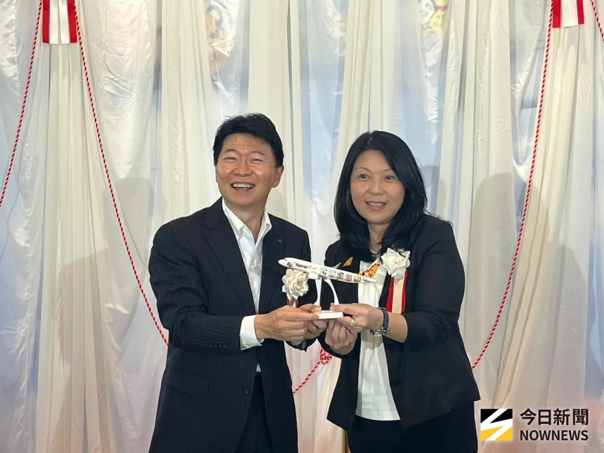 ▲日本岡山縣知事伊原木隆太（左）、台灣虎航董事長黃世惠（右）。（圖／記者張乃文攝）