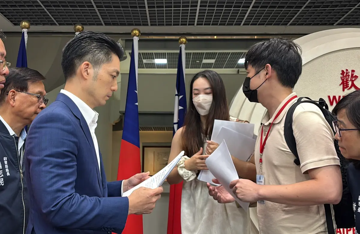 ▲連鎖幼兒園爆虐童事件，家長代表奔議會找台北市長陳情，蔣萬安承諾7月底完成調查。（圖／記者陳韻年攝 2026,07,17）